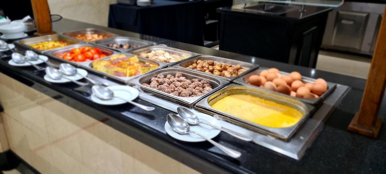 Hotel Borj Rabat - A Member Of Barcelo Hotel Group Eksteriør billede A chafing dish buffet